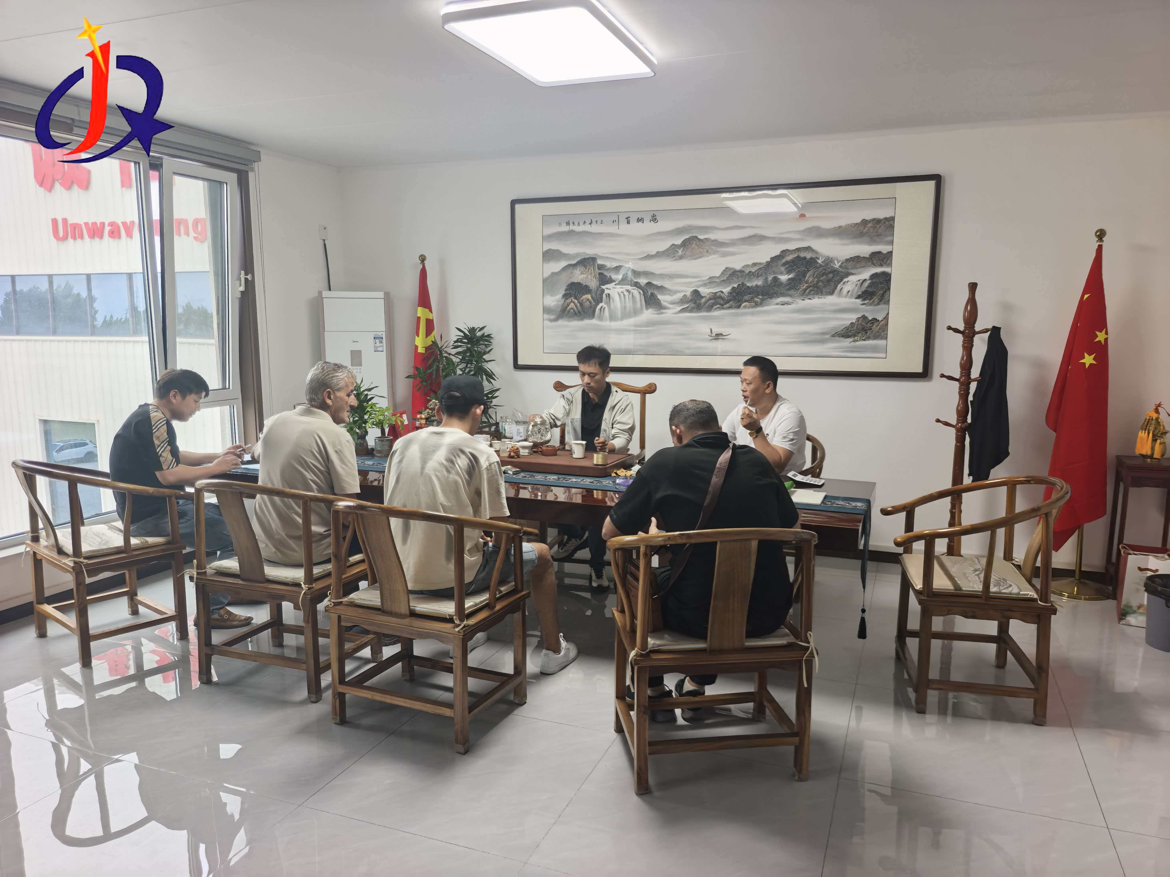 Distribuitorii columbieni de echipamente de prelucrare a aurului vizitează Jinqi Machinery pentru cooperarea cu piața din America de Sud